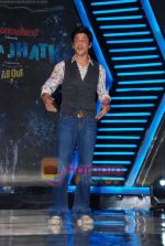 Shahrukh Khan on the sets of Imagine TV_s Zor Ka Jhatka in Yasraj Studios on 7th Feb 2011 (12).JPG